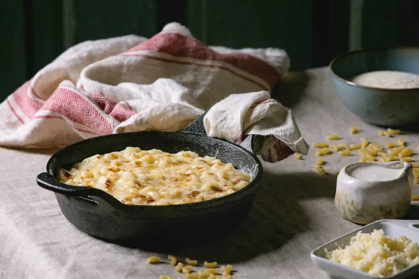 American dish mac and cheese