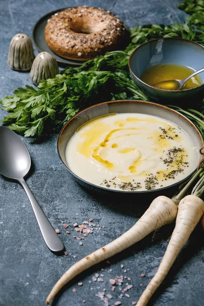 Tereyağı soslu yaban havucu çorbası — Stok fotoğraf