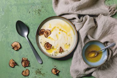 Tereyağı soslu yaban havucu çorbası