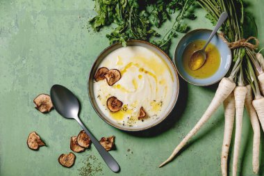 Tereyağı soslu yaban havucu çorbası