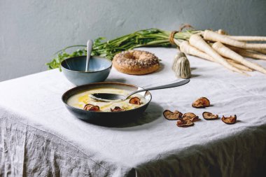 Tereyağı soslu yaban havucu çorbası