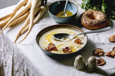 Tereyağı soslu yaban havucu çorbası