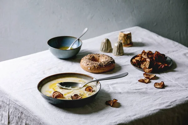 Суп з петрушкою з масляним соусом — стокове фото