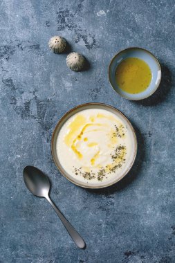 Tereyağı soslu yaban havucu çorbası