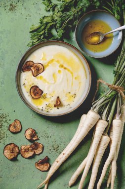 Tereyağı soslu yaban havucu çorbası