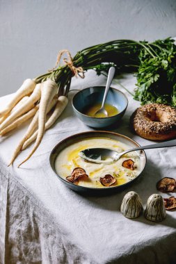 Tereyağı soslu yaban havucu çorbası