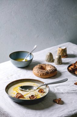 Tereyağı soslu yaban havucu çorbası