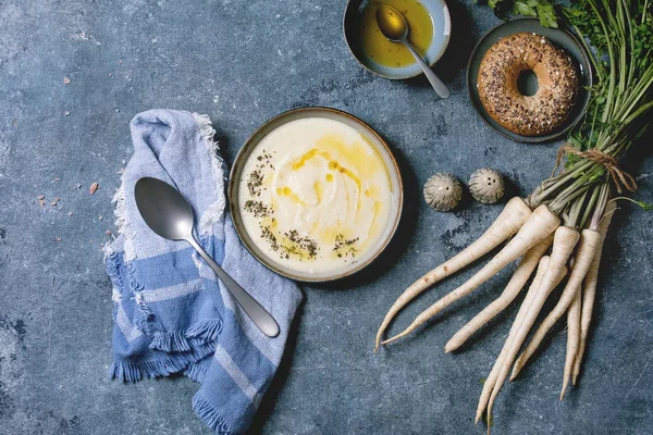 Parsnip soup with butter sauce — Free Stock Photo