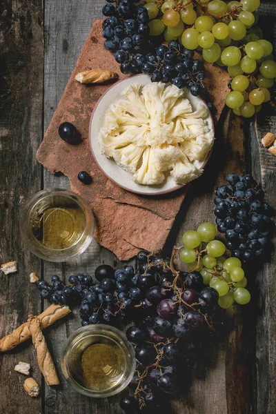 Сыр, виноград и вино — стоковое фото