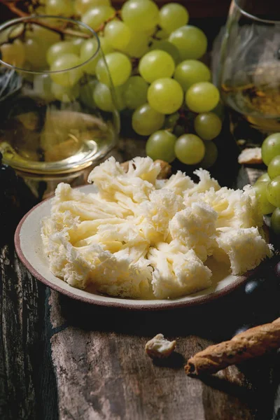 Käse, Trauben und Wein — Stockfoto