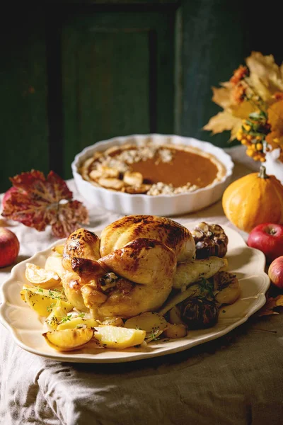 Pollo al horno con patatas —  Fotos de Stock