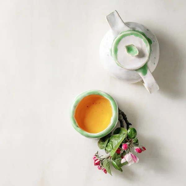 Té en tetera de cerámica — Foto de Stock