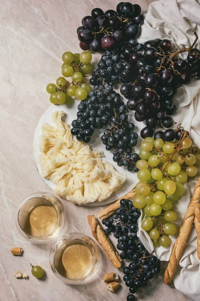Queijo, uvas e vinho — Fotografia de Stock
