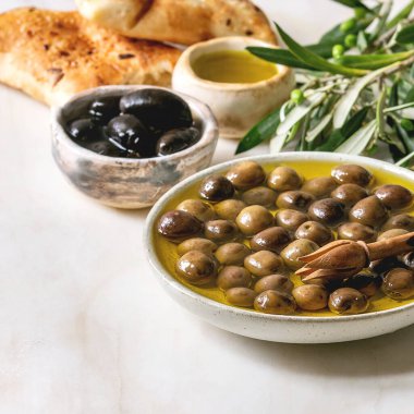 Yeşil ve siyah zeytin