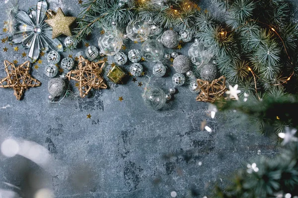 Weihnachtsspielzeug und Girlanden — Stockfoto