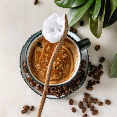 Tereyağı ile kurşun geçirmez kahve