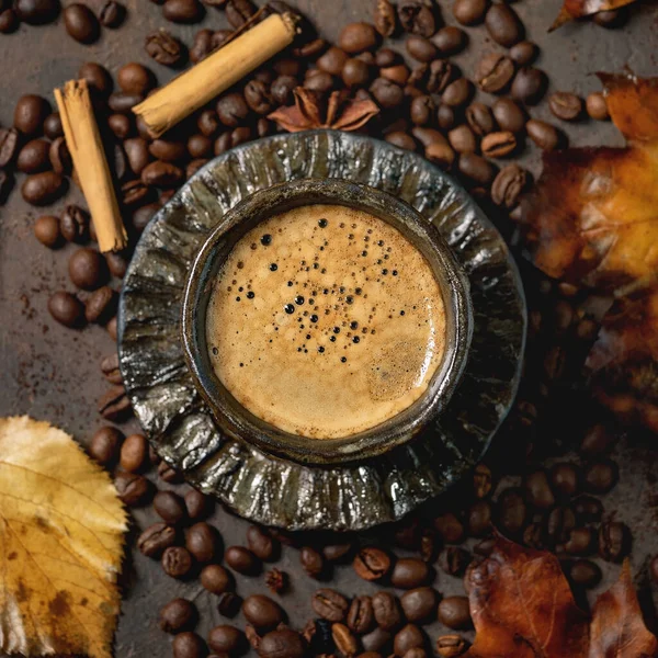 Schwarzer Kaffee Espresso Mit Schaum Schwarzer Keramiktasse Mit Untertasse Herbstblättern — Stockfoto