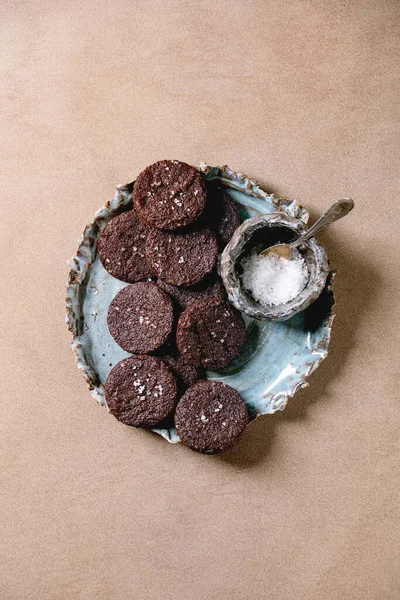 Hemgjorda Mörk Choklad Saltade Brownies Cookies Med Saltflingor Blå Keramiska — Stockfoto