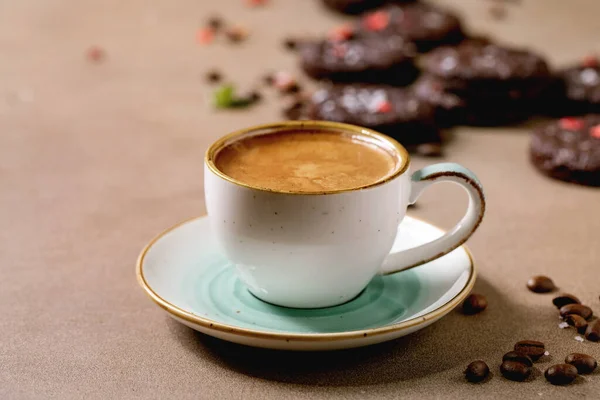 自制的黑巧克力咸味巧克力饼干 用干果和新鲜的覆盆子装饰 并在褐色质感的背景上配上一杯咖啡浓缩咖啡 — 图库照片