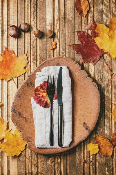 Assiette Céramique Vide Avec Serviette Textile Couverts Sur Une Variété — Photo