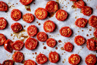 Zeytinyağı ve balzamik sirkeyle kurutulmuş kiraz domatesleri. Üst manzara, yemek arkaplanı