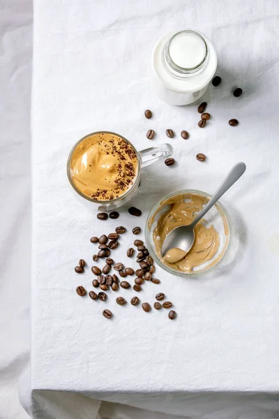 Dalgona Skummande Kaffe Trend Koreanska Dricka Mjölk Latte Med Kaffe — Stockfoto