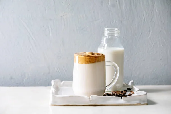 Dalgona Schaumigen Kaffee Trend Koreanisches Getränk Milchlatte Mit Kaffeeschaum Glasbecher — Stockfoto