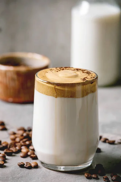Dalgona Köpüklü Kahve Trend Kore Sütlü Latte Cam Bardakta Kahve — Stok fotoğraf