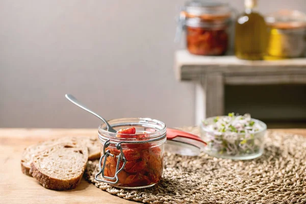 햇볕에 토마토 올리브유를 포크와 유리병에 채얇게 콩나물 샐러드와 식탁에 — 스톡 사진