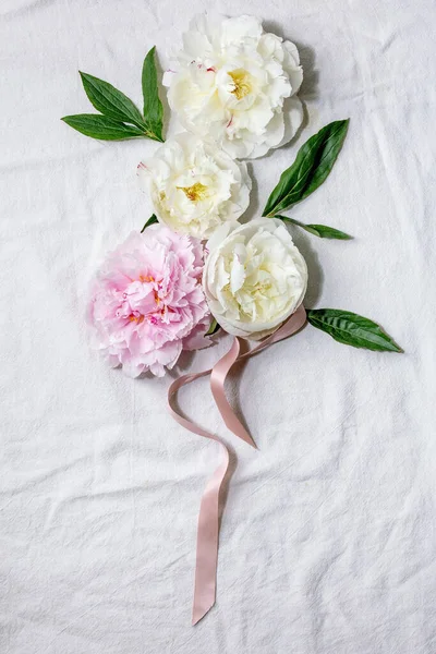 Ροζ Και Λευκά Λουλούδια Παιώνιες Φύλλα Και Κορδέλα Πάνω Από — Φωτογραφία Αρχείου