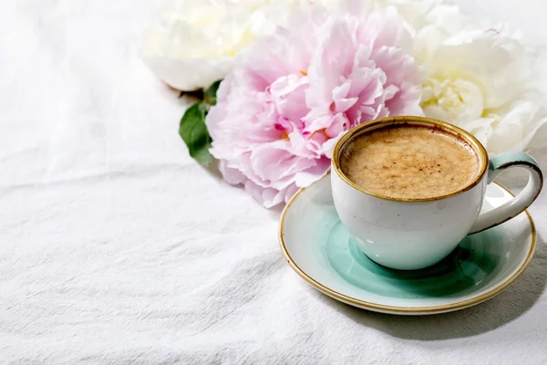 Tasse Espresso Rosa Und Weiße Pfingstrosen Blumen Mit Blättern Über — Stockfoto
