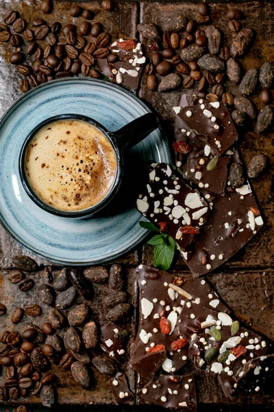 Taza Café Expreso Con Chocolate Negro Hecho Mano Café Granos —  Fotos de Stock