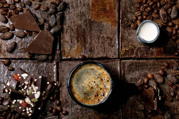 Filiżanka Kawy Espresso Dzbankiem Mleka Ręcznie Robiona Ciemna Czekolada Kawa — Zdjęcie stockowe