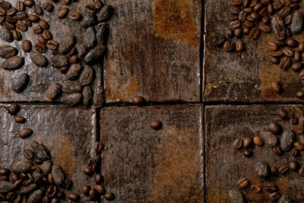 Café Torrado Grãos Cacau Sobre Telha Cerâmica Escura Como Fundo — Fotografia de Stock