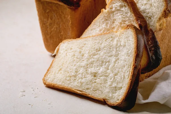 自家製北海道産小麦トーストパンを全粒テーブルの上に白い布でスライス 閉じろ — ストック写真