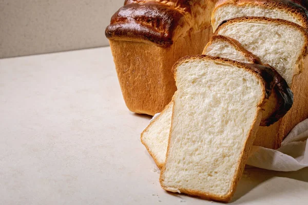 Hausgemachtes Hokkaido Toastbrot Ganz Und Scheiben Geschnitten Auf Weißem Tuch — Stockfoto