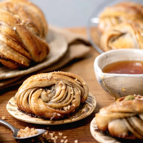 Panini Dolci Tradizionali Svedesi Cardamomo Kanelbulle Sul Piatto Ingredienti Ciotola — Foto Stock