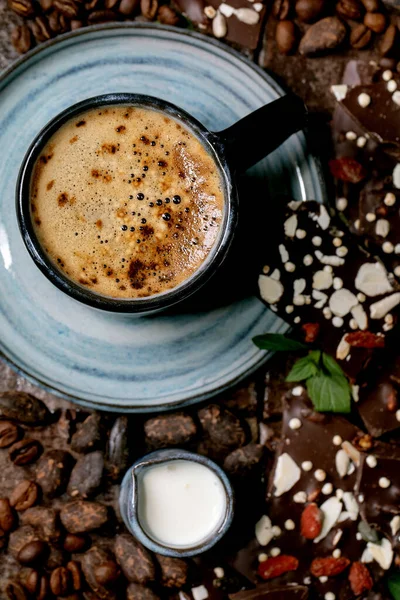 Egy Csésze Eszpresszó Kávé Egy Kancsó Tejjel Kézzel Készített Étcsokoládé — Stock Fotó
