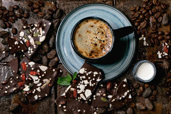 一杯浓缩咖啡 加一壶牛奶 手工制作的黑巧克力 咖啡和可可豆 盖在深色瓷砖上作为背景 复制空间 — 图库照片