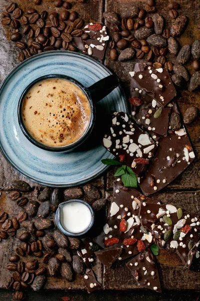 一杯浓缩咖啡 加一壶牛奶 手工制作的黑巧克力 咖啡和可可豆 盖在深色瓷砖上作为背景 复制空间 — 图库照片