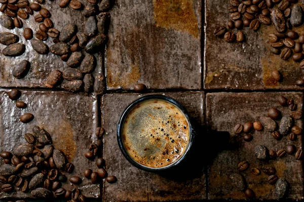 Taza Café Expreso Con Café Granos Cacao Alrededor Baldosas Cerámica —  Fotos de Stock