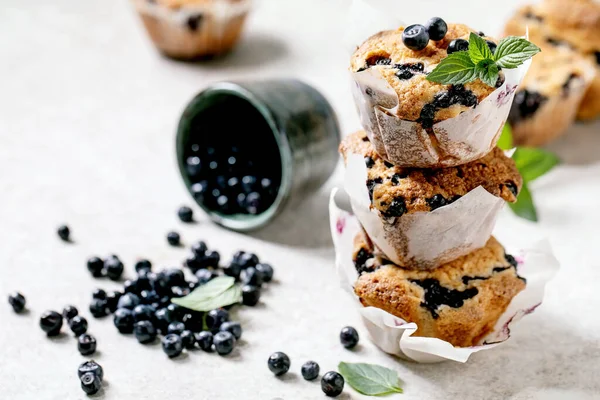 Nahaufnahme Von Hausgemachten Blaubeer Muffins Papierkuchenhalter Stapel Mit Frischen Beeren — Stockfoto