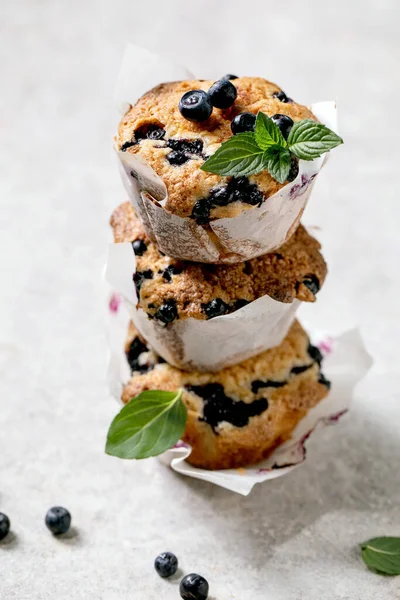 Muffins Caseiros Mirtilo Suporte Cupcake Papel Pilha Decorados Com Bagas — Fotografia de Stock