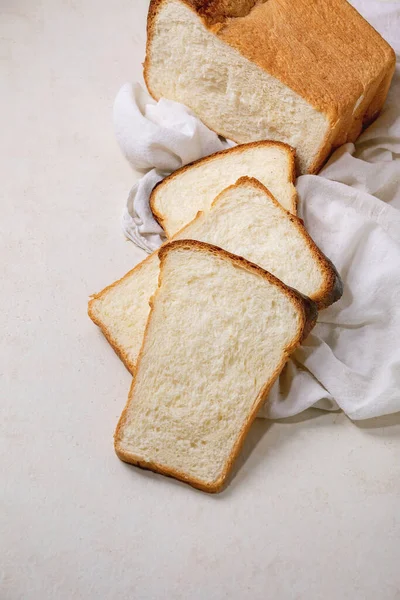 自家製の北海道産小麦トーストパンを白い食感を背景に白い布にスライスしました コピースペース — ストック写真