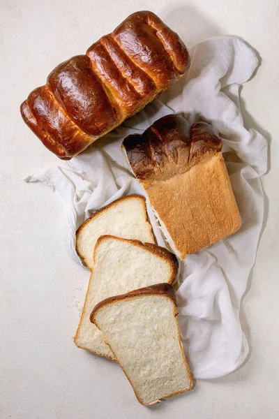 自家製北海道小麦トーストパン全体と白の質感の背景に白い布にスライス — ストック写真