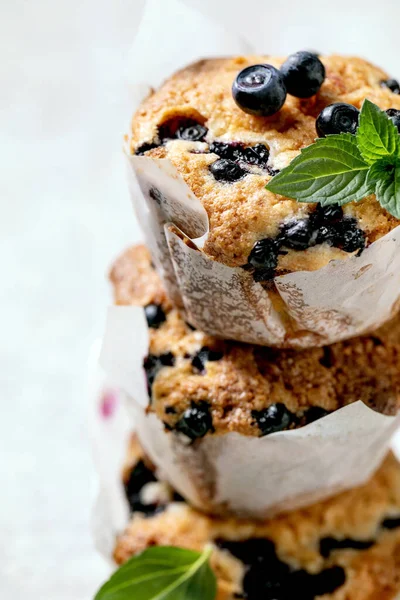 Nahaufnahme Von Hausgemachten Blaubeer Muffins Papierkuchenhalter Stapel Mit Frischen Beeren — Stockfoto