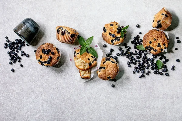 Hausgemachte Blaubeermuffins Papierkuchenhalter Dekoriert Mit Frischen Beeren Und Minzblättern Auf — Stockfoto