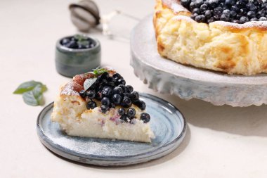 Yaban mersinli yumuşak peynirli kek.