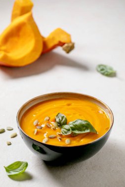 Balkabağı ya da havuç çorbası.