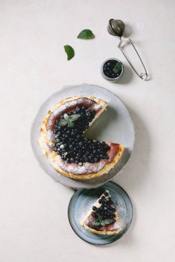 Yaban mersinli yumuşak peynirli kek.